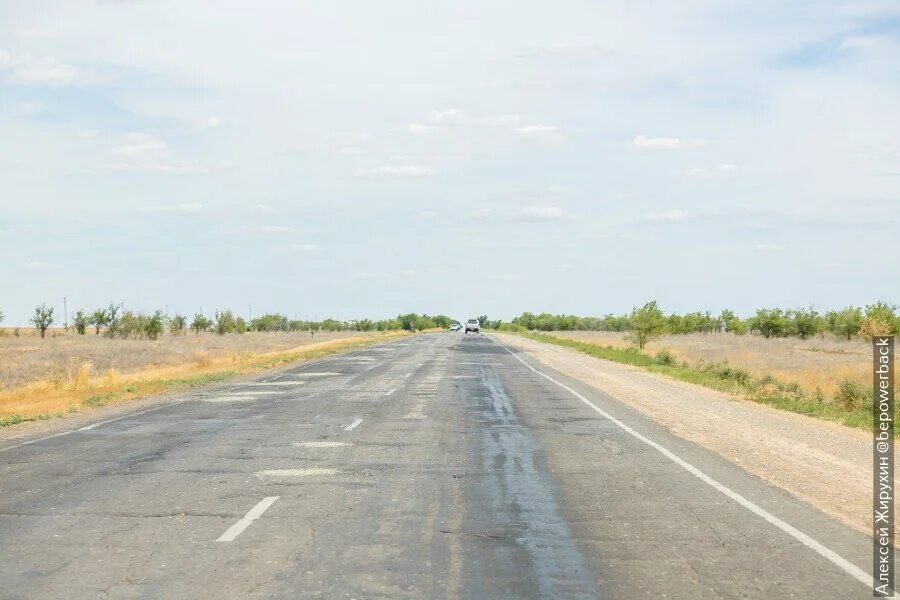 Дорога энгельс волгоград по левому берегу волги. Фото по дороге через волгу из авто. Волгоградское водохранилище ерзовка. Пляж бакалда волгоград. Дорога по левому берегу волги.