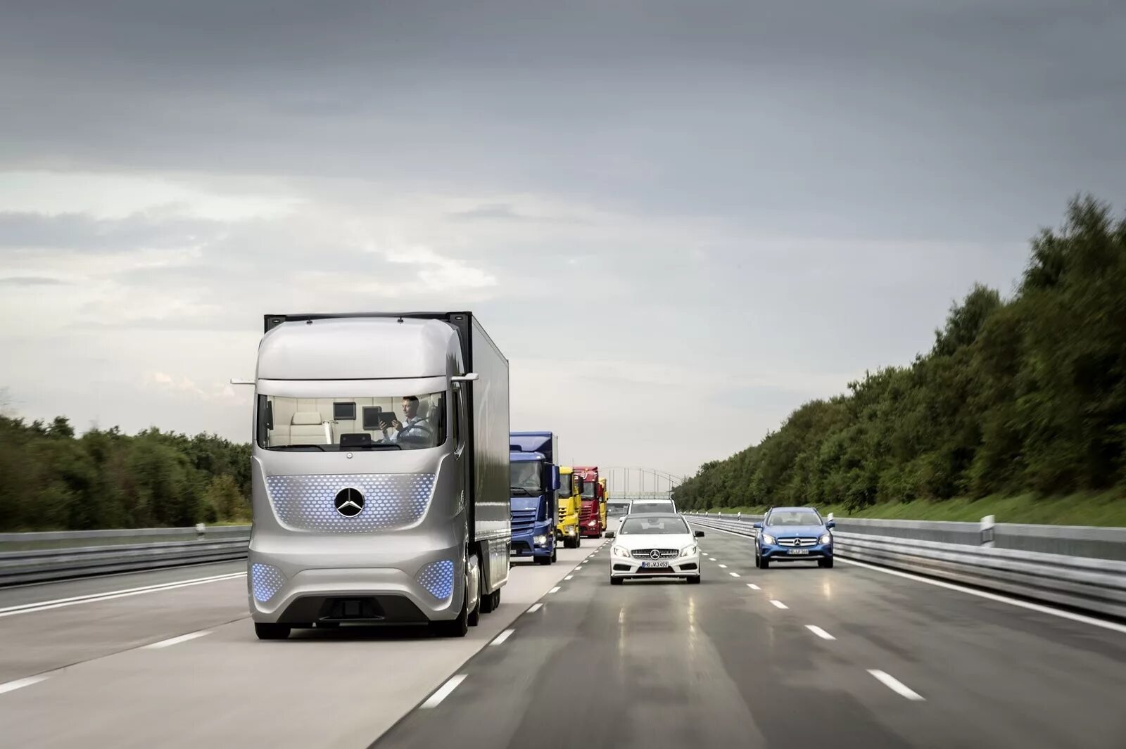 Грузовичков автобус. Mercedes Benz 2025. Mercedes Benz Future Truck. Mercedes Future Truck 2025. Mercedes Benz 2014 грузовая.