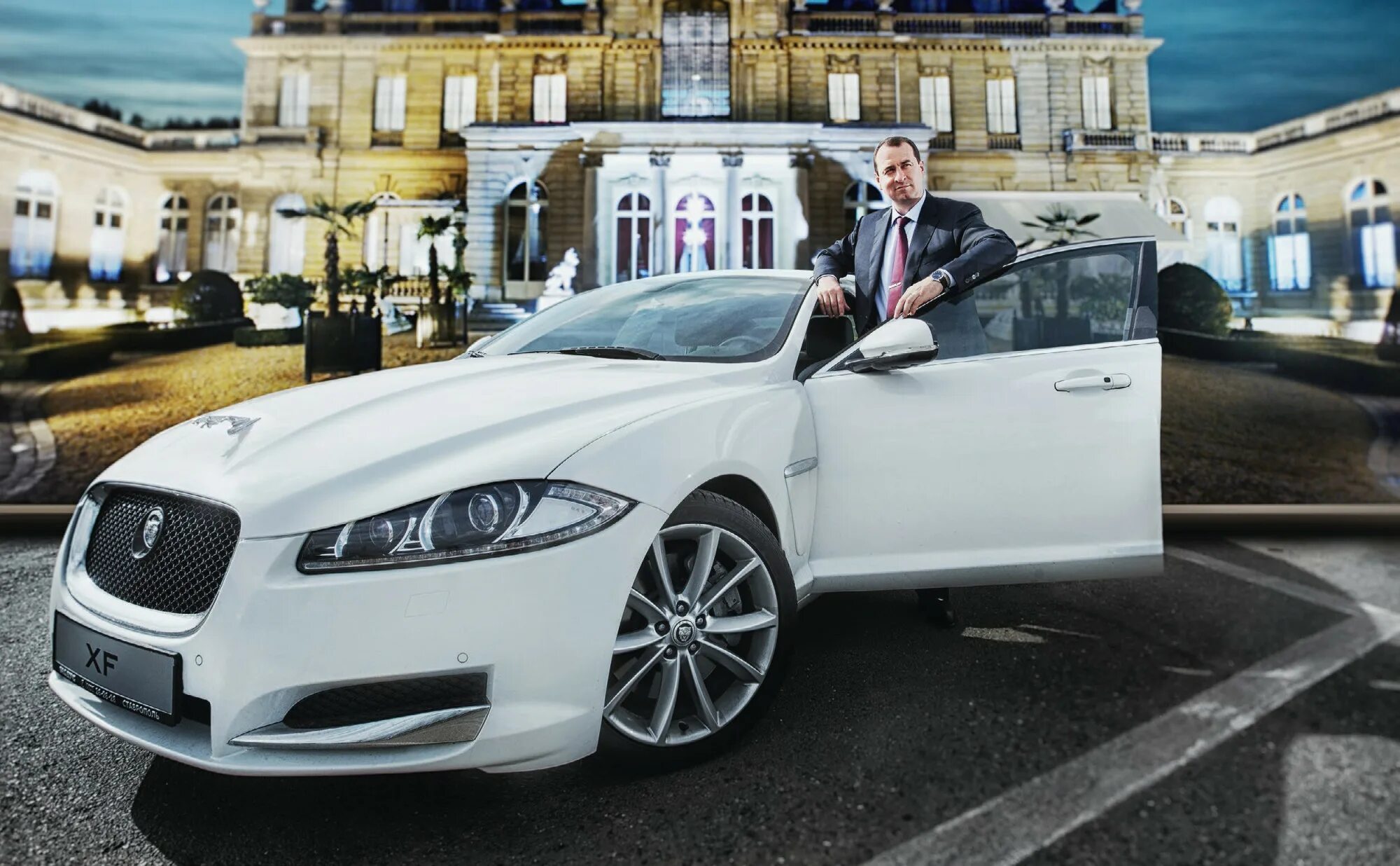 машины миллиардеров. белый богач. стильный успешный мужчина. белый богач. богатая жизнь.