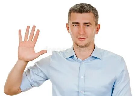 Человек показывает 5