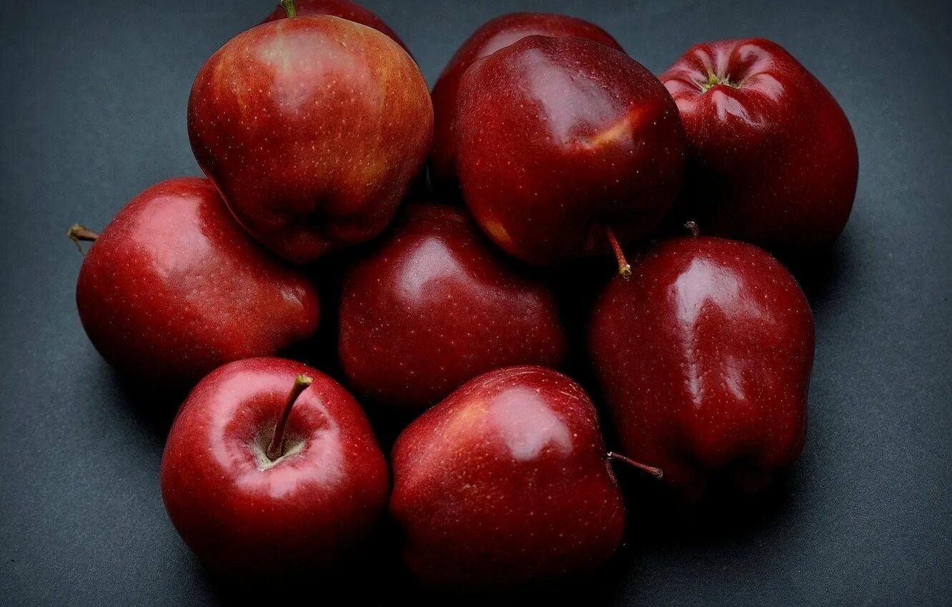 Видеть во красные яблоки. Яблоки красные. Красные яблоки на столе. Красивое красное яблоко. Яблоко на Красном фоне.