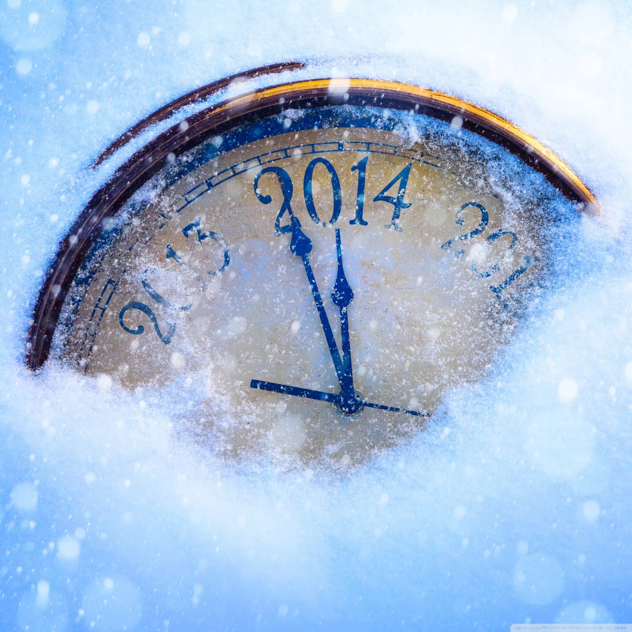 9 часов снег. Зимние часы. Новогодние часы картинки. Часы в снегу. Новый год часы снег.
