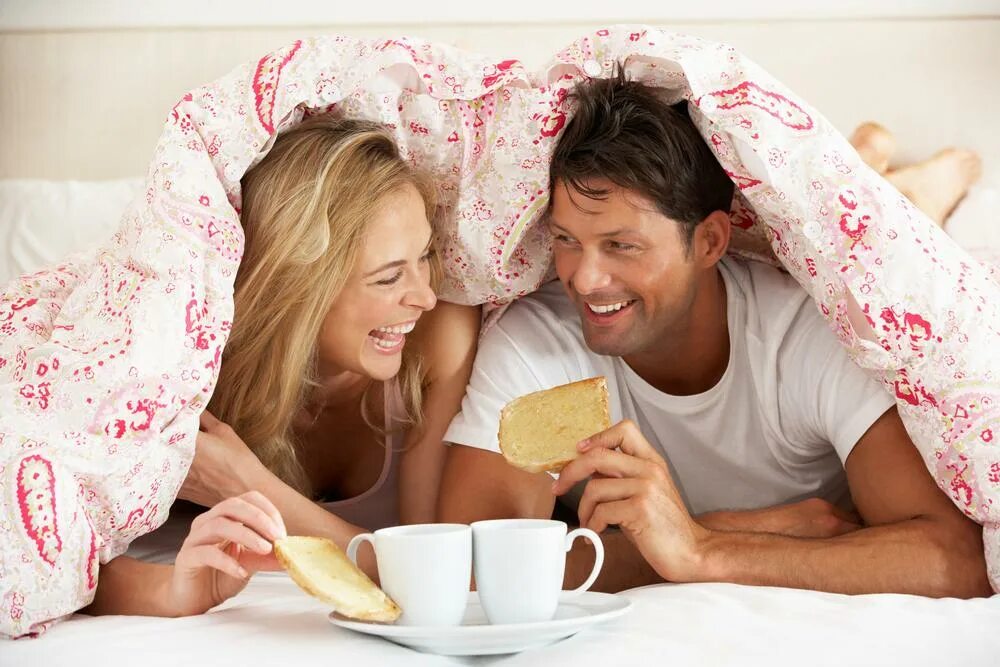 Кофе в постель. Мужчина и женщина завтракают. Романтичный завтрак в постель. Кофе в постель для любимой. Семейные пары утром