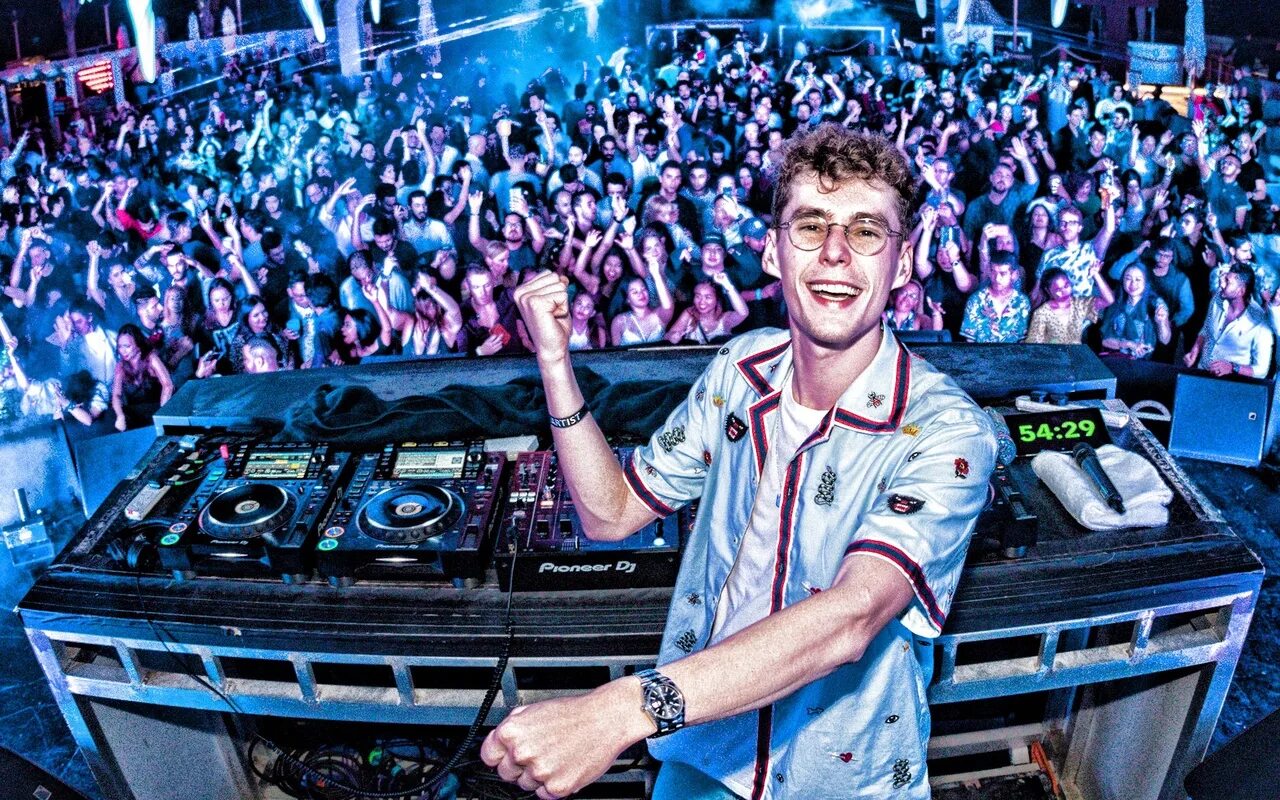 Смешной диджей. Афроджек 2010. Диджей со спины. Диджей дарк. Dj тёмный.