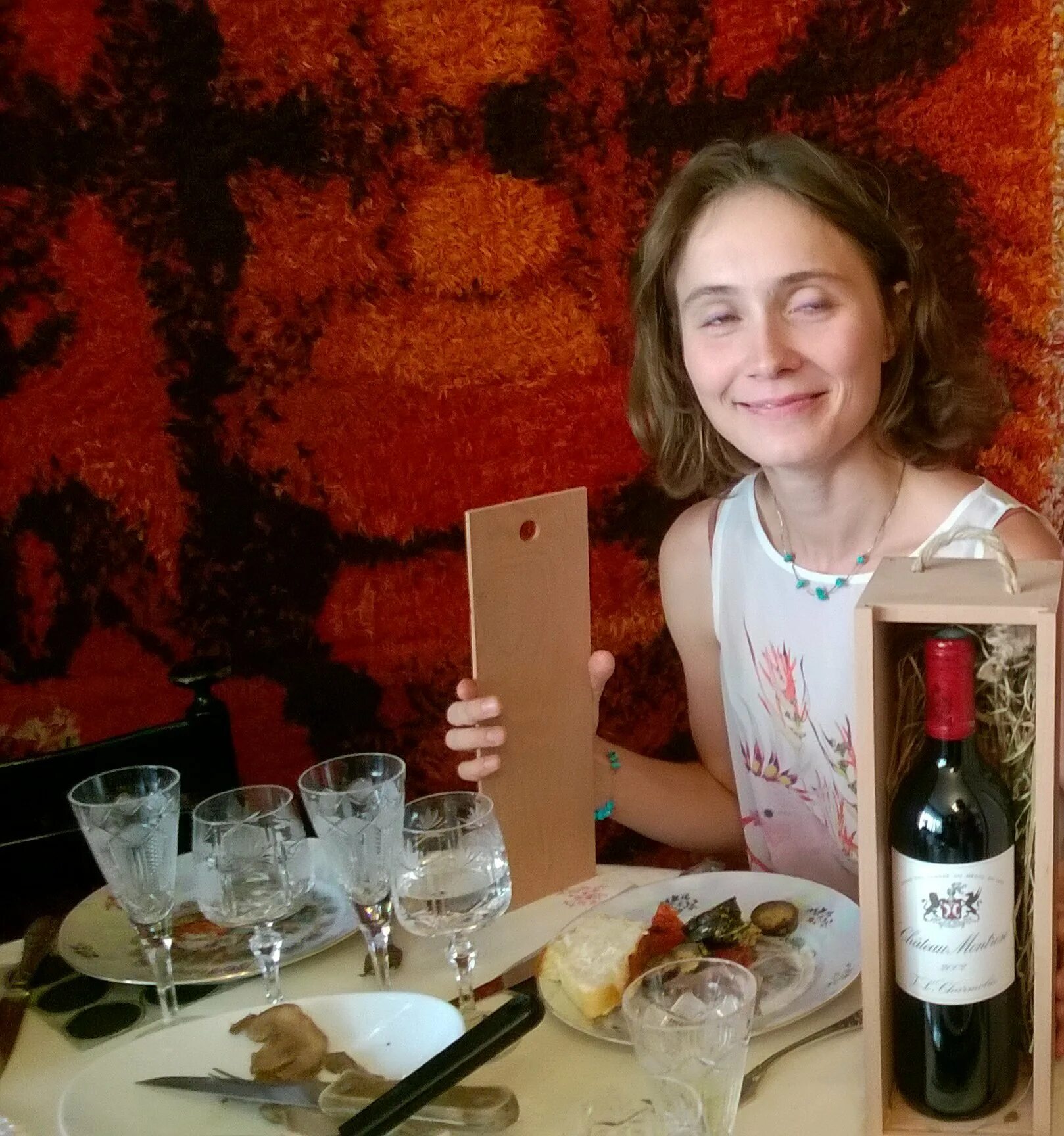 Бокал красного вина. Попьём винишка. Суши и бокал вина. Чоканье бокалов. Владимир маковский охотники на привале.