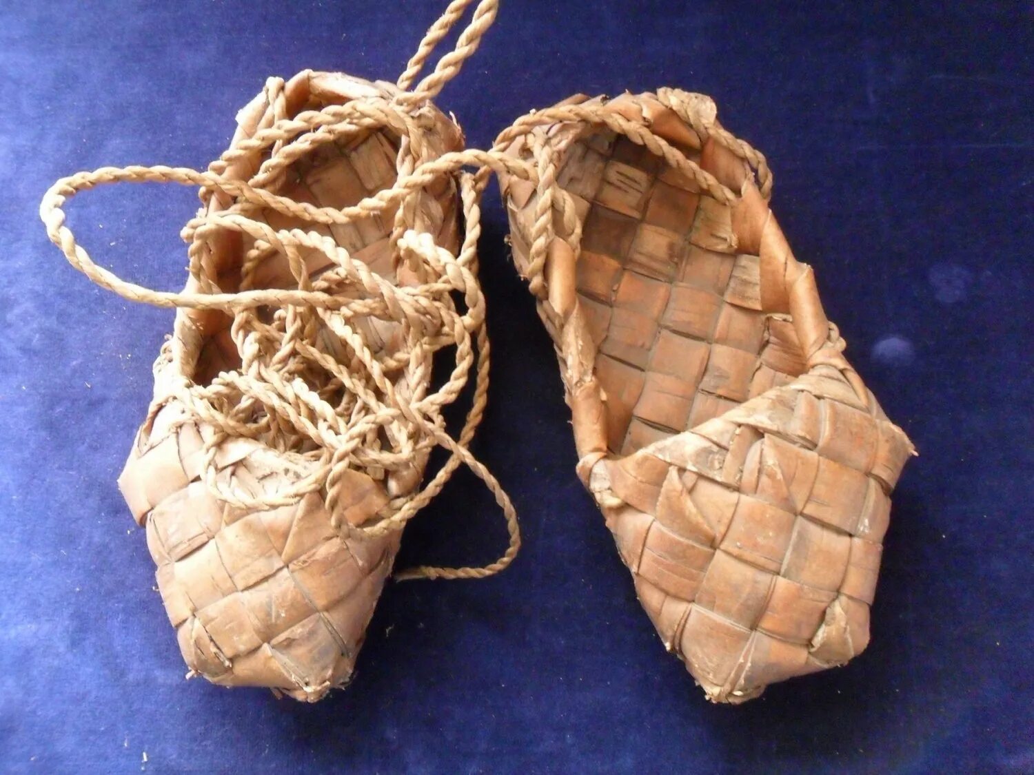 Что такое лапти в древней Руси. Лапти обувь древней Руси. Лапти онучи и оборы. Лапти одежда в древней Руси.