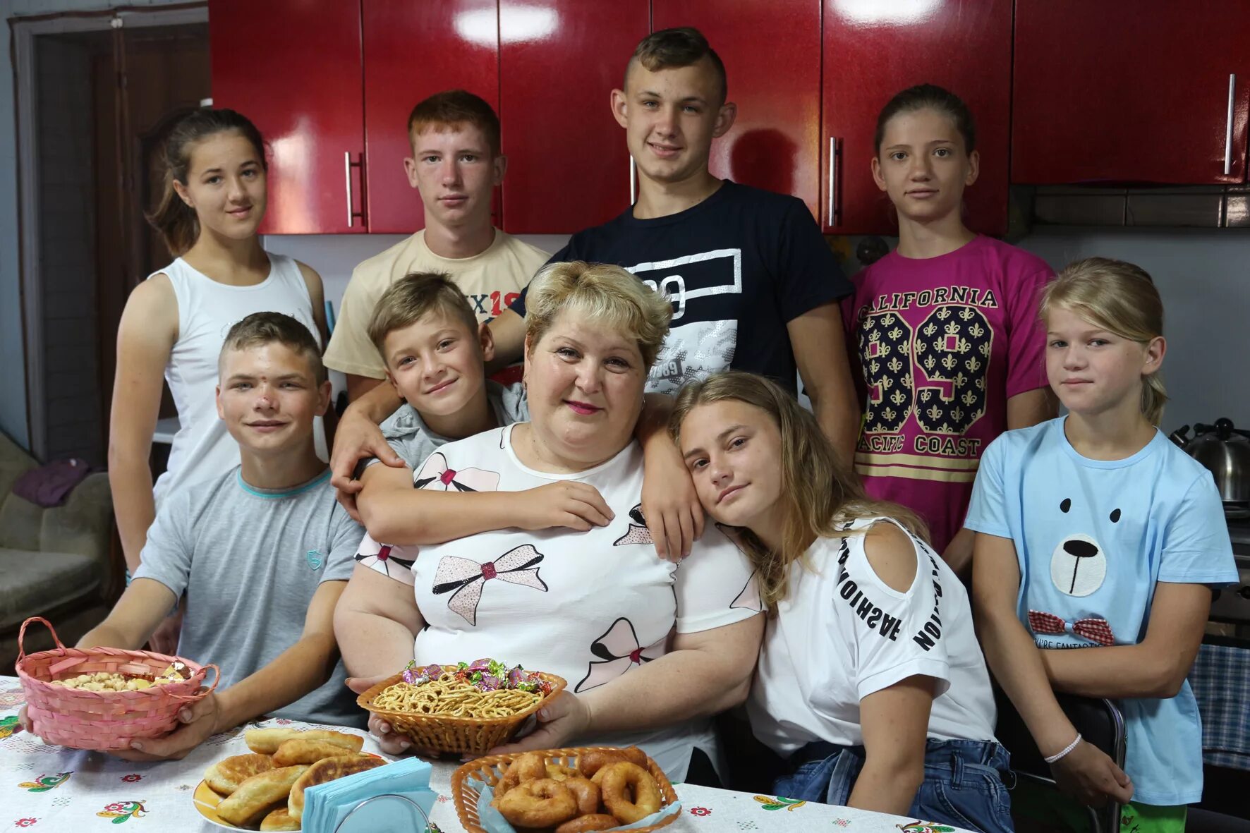 приемные семьи краснодарского края. приемные семьи краснодарского края. трое приемных детей. курчанская сельская администрация темрюкского района. приемные семьи краснодарского края.