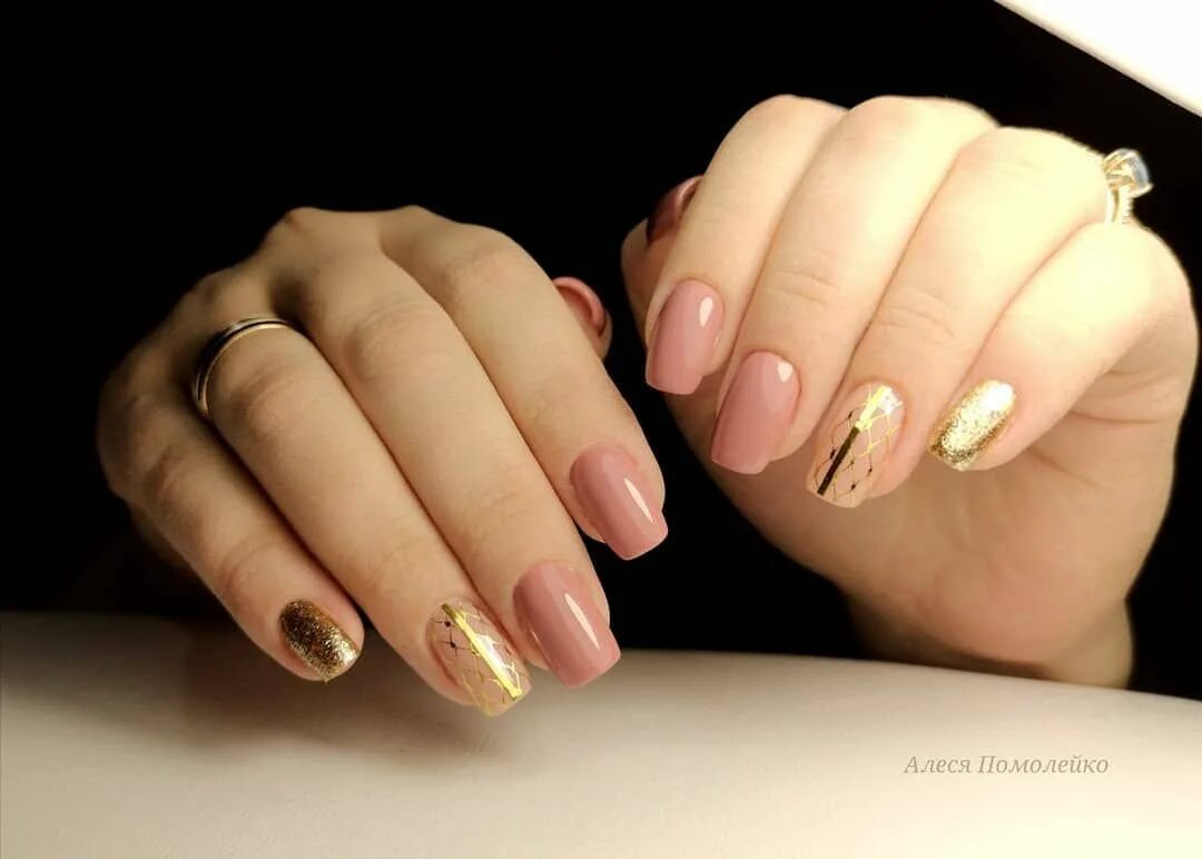 Нюд с золотом. Ногти нюд с золотом. Нюдовый маникюр. Нюдовые ногти с золотом. Ногти нюд и золото.