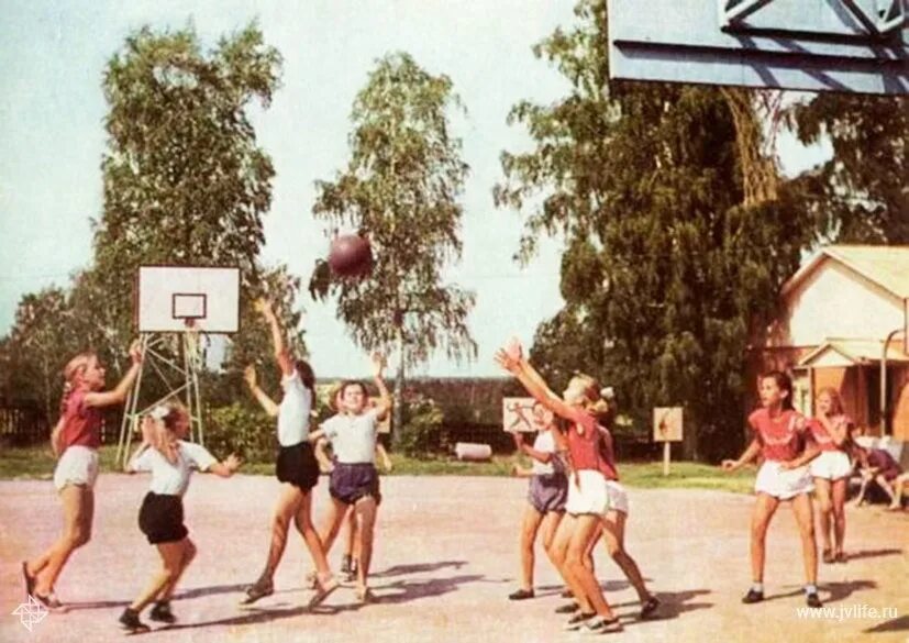 Спортивные игры пионеров. Советские детские площадки. Игры в пионерском лагере. Советские спортивные площадки. Пионеры на привале.