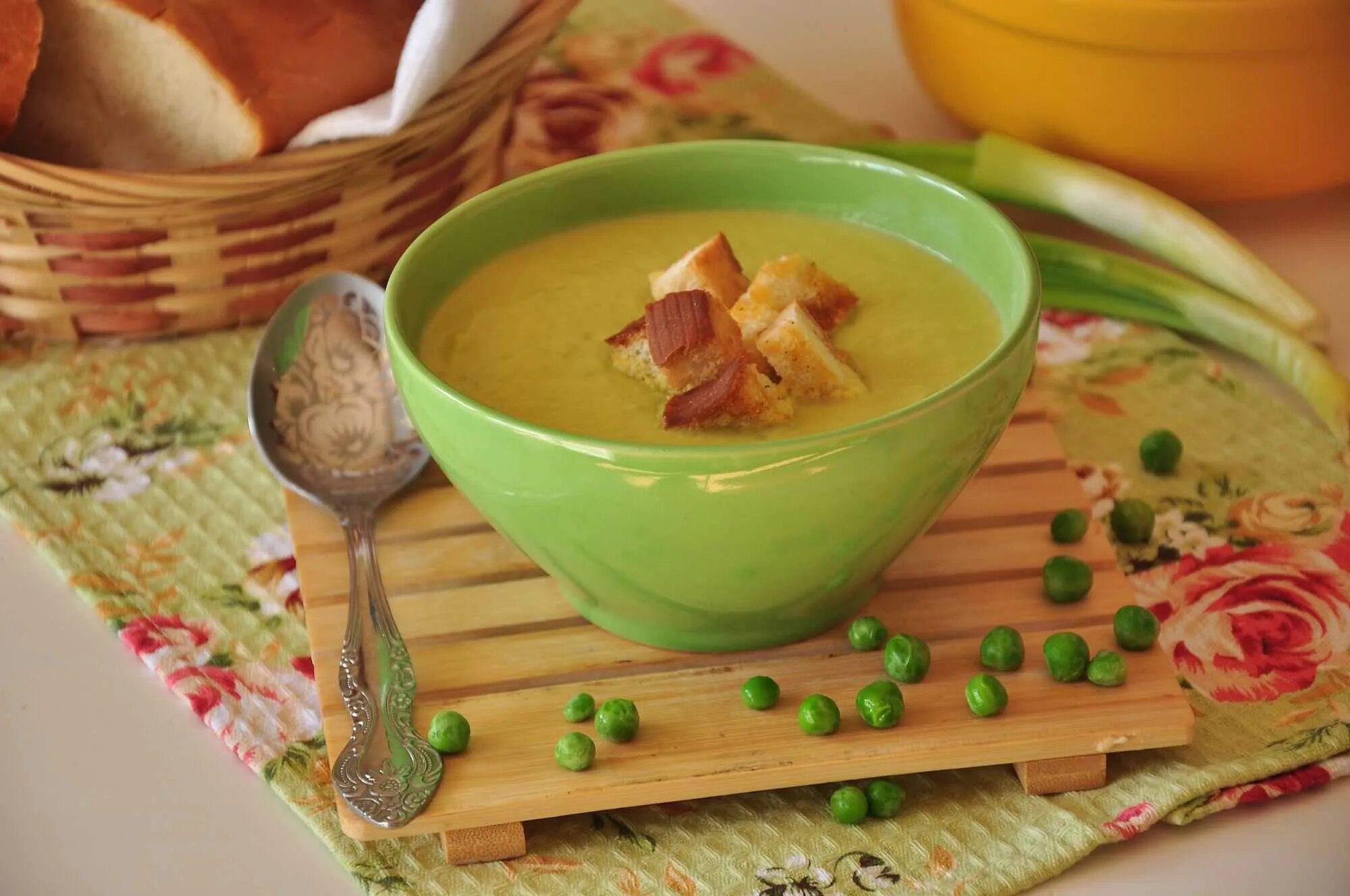 Суп пюре. Овощной суп пюре. Суп с зеленым горошком. Суп пюре с зеленым горошком. Суп из зеленого гороха