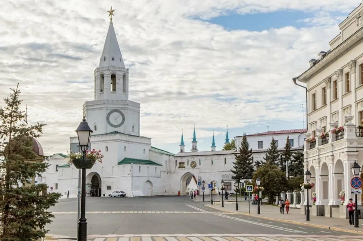 Спасская башня Казань. Казанский Кремль Татарстан. Казанский Кремль площадь 1 мая. Территория Казанского Кремля Казань.