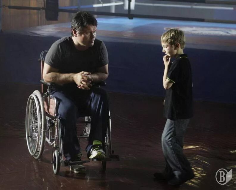 Алексей янин актер сейчас. Актер в инвалидном кресле. Брэд питт в инвалидном кресле. Актер в инвалидном кресле. Алексей янин бальзаковский возраст.