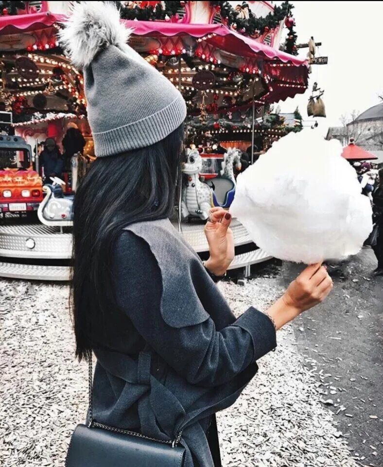 девушка с новогодней гирляндой. брюнетка со спины новый год. брюнетка новый год. новый год фото на аву без лица.