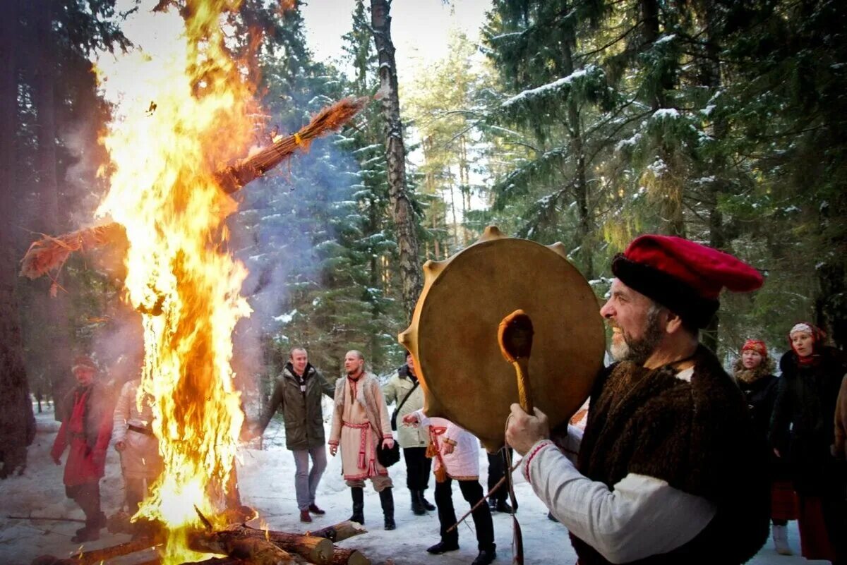 Коляда Славянский праздник зимнего солнцеворота. Зимнее солнцестояние Славянский праздник. Коляда праздник зимнего солнцестояния. Масленица языческая Славянская Комоедица. Древний языческий праздник