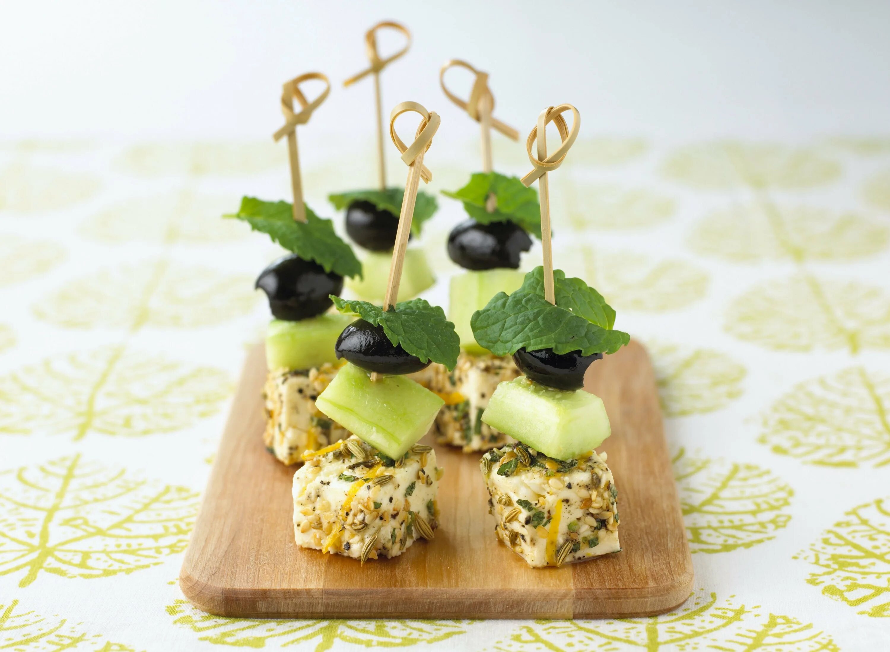 канапе фета маслины черри. канапе с маслинами. блю чиз в канапе. канапе сыр оливки лимон. канапе фета маслины черри.