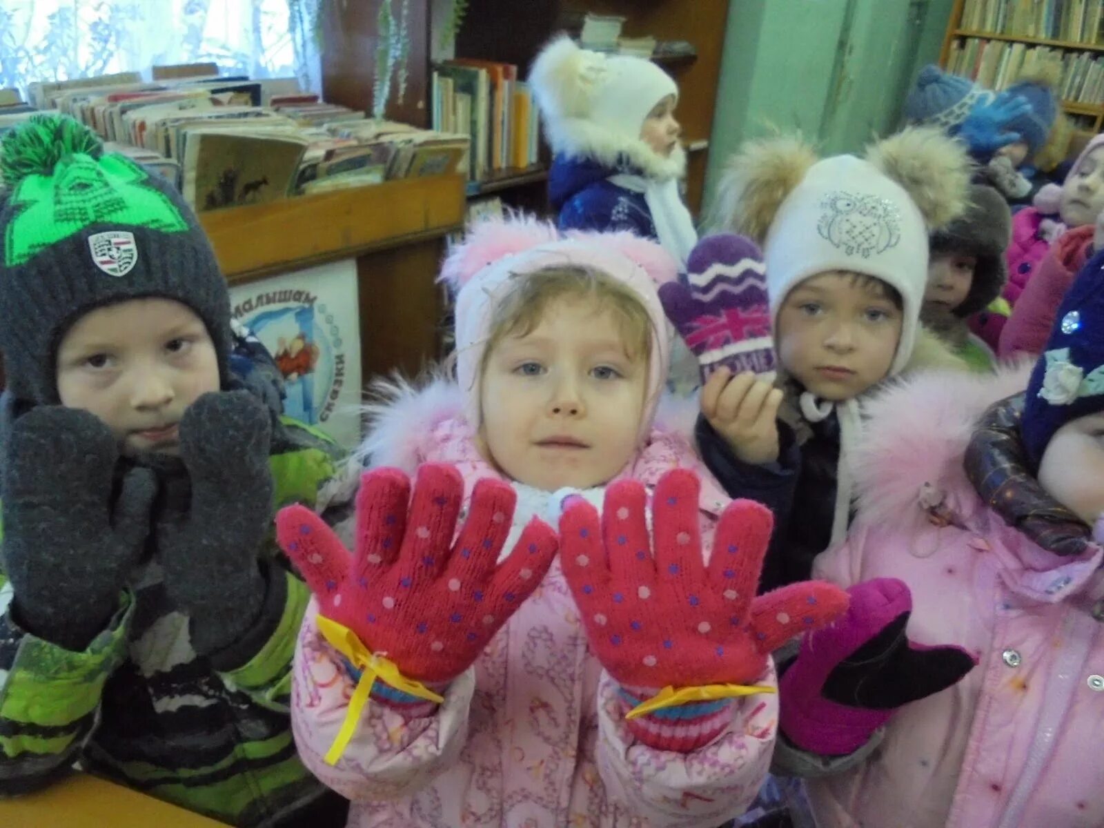 Рисование варежка в младшей группе. Сестрички рукавички игра с дедом. Сестрички рукавички игра с дедом. Сестрички рукавички игра с дедом. Сестрички рукавички игра с дедом.