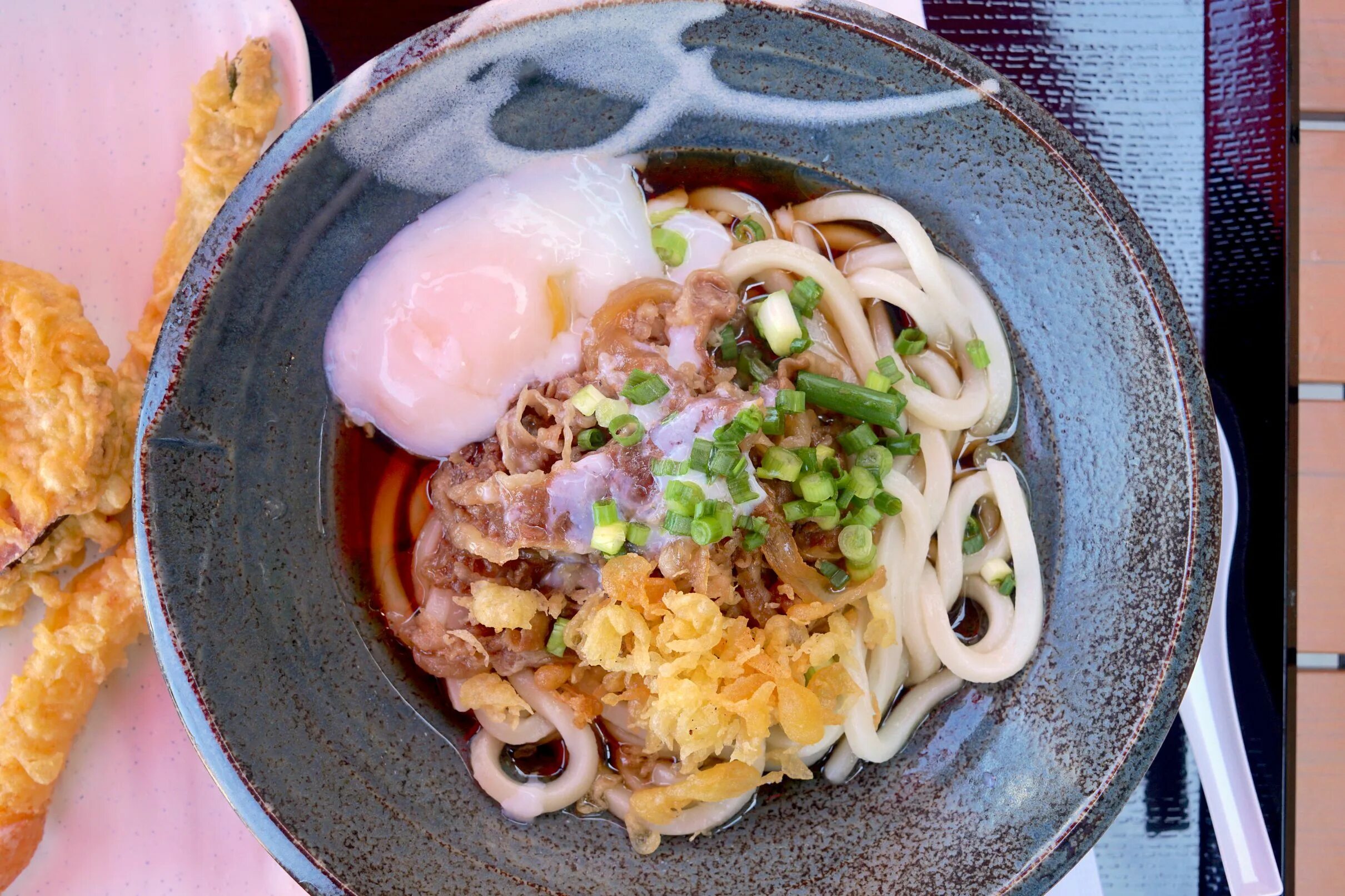 Udon noodle bar. Японская лапша. Карэ-удон. Японские макароны. Набэ удон креветки.