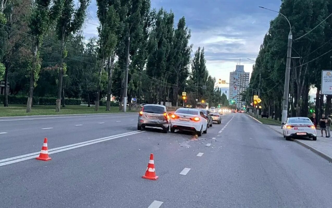 Новости липецка город 48. Машина на улице. Авария в Липецке сегодня на космона.