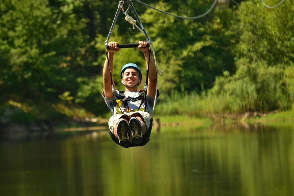 Зиплайн что это такое. Троллей Zipline. Зиплайн тарзанка. Зиплайн спуск. Аттракцион зиплайн.