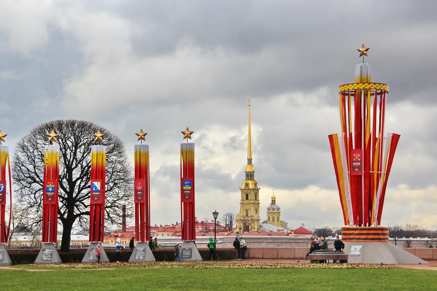 Майский Петербург. Майские праздники в Питере. Утро Майское в Петербурге. Майский Питер картинки.