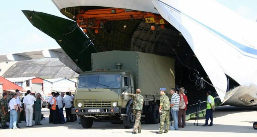 Где груз военных. АН 124 разгрузка.