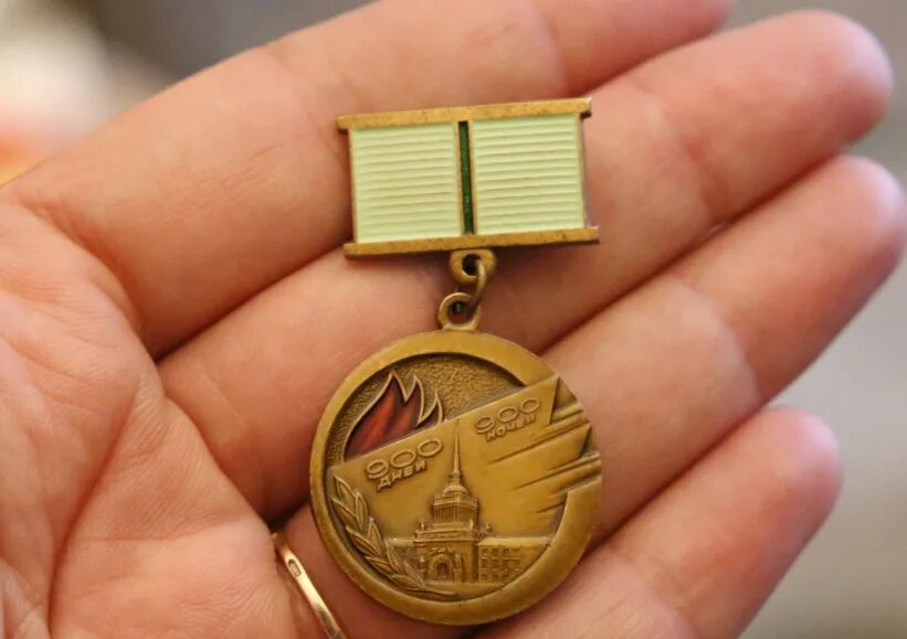 Символы блокадного ленинграда картинки. Медаль блокадникам ленинграда. медаль жителю блокадного ленинграда. знак жителю блокадного ленинграда. нагрудный знак житель блокадного ленинграда.
