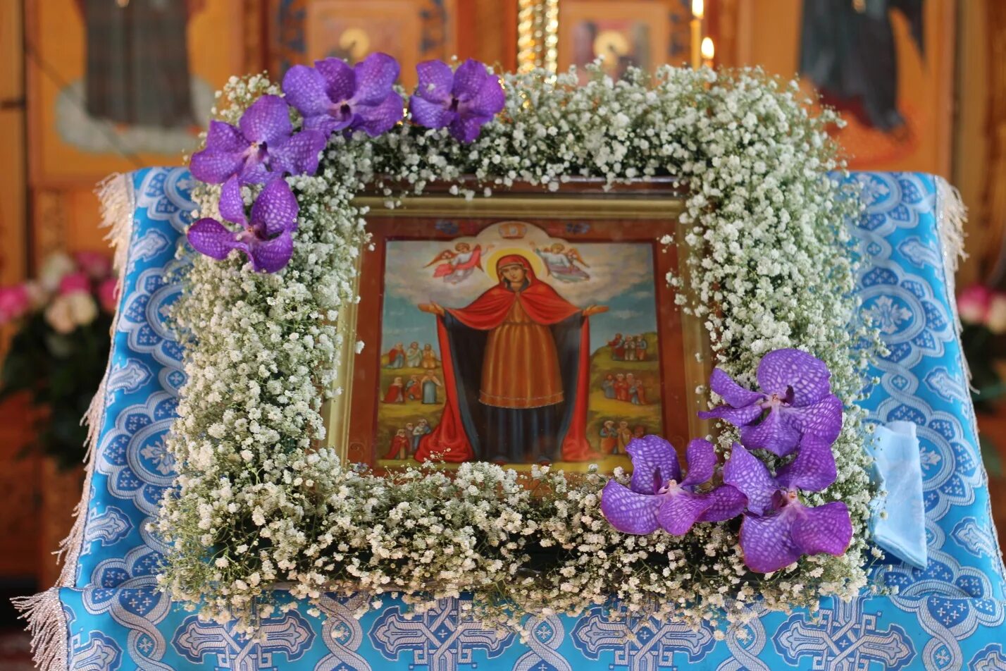 украшение храма в пост. украшение храма на покров пресвятой богородицы. украшение храма на покров пресвятой богородицы. храмовая флористика на покров. покров богородицы икона в храме.