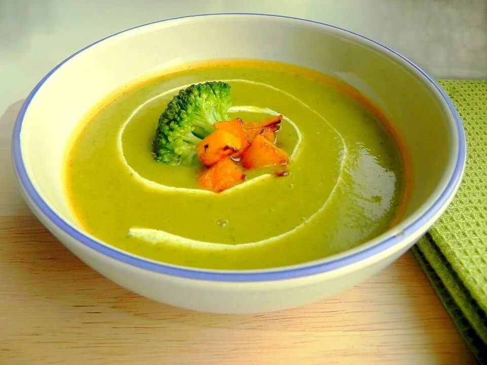 Суп пюре из печени куриной. Тыквенный крем суп с брокколи. пюре из тыквы и брокколи. суп для детей до года. суп с брокколи и тыквой.