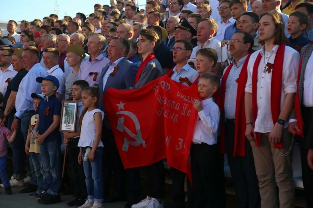 9 мая 2023 г ижевск набережная хор. Хор отцов ижевск 2022 9 мая. Парад победы 2023 ижевск. Три тысячи человек. Хор отцов и сыновей ижевск 9 мая.
