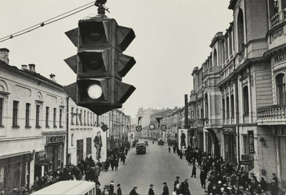 В каком городе установили первый светофор. 1930 - первый в москве светофор. арбат москва 1930. первый светофор в ленинграде в 1930 году. первый светофор в россии появился в петербурге в 1930 году.