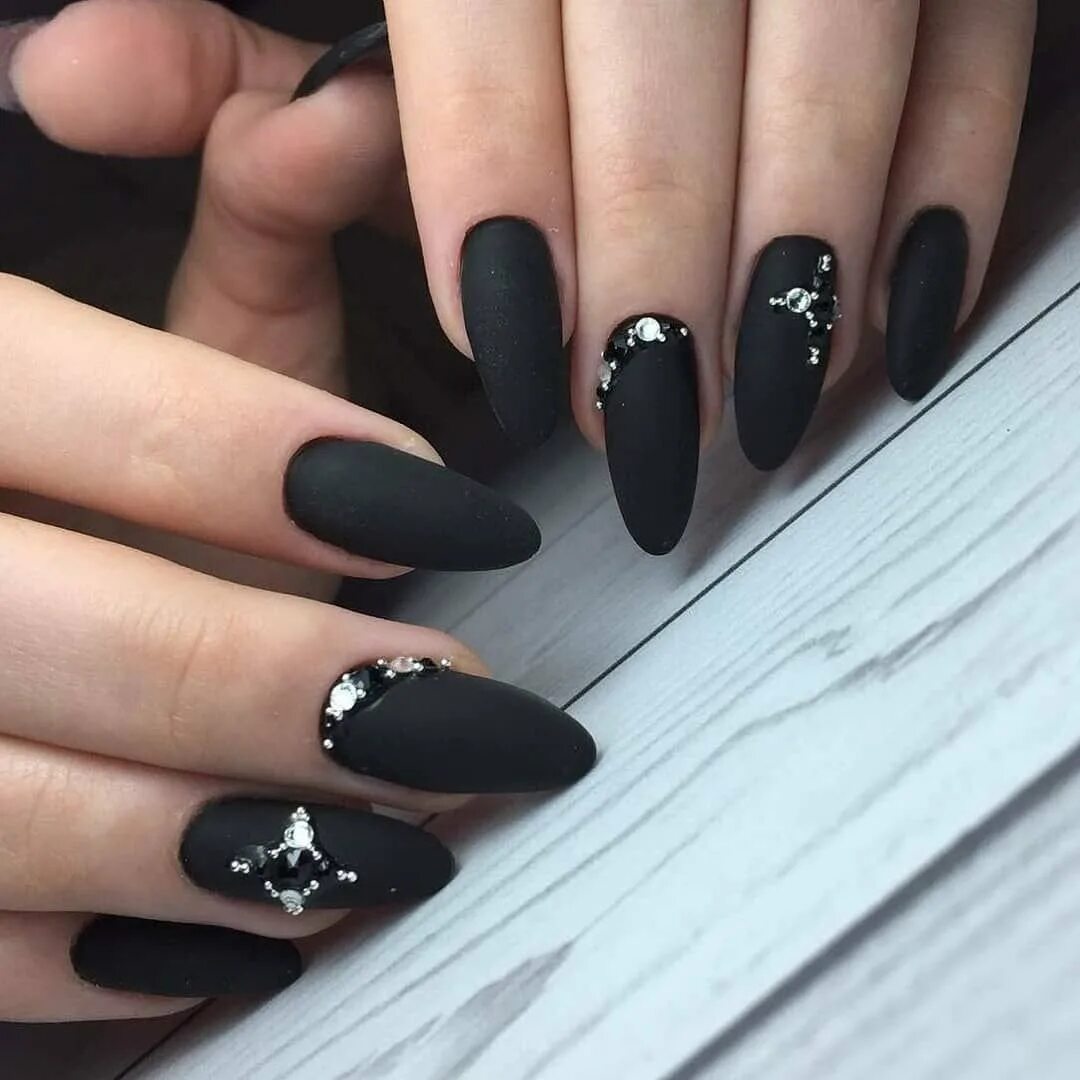 Под черным 18. Черный маникюр. Красивые черные ногти. Красивый черный маникюр. Ногти темные.