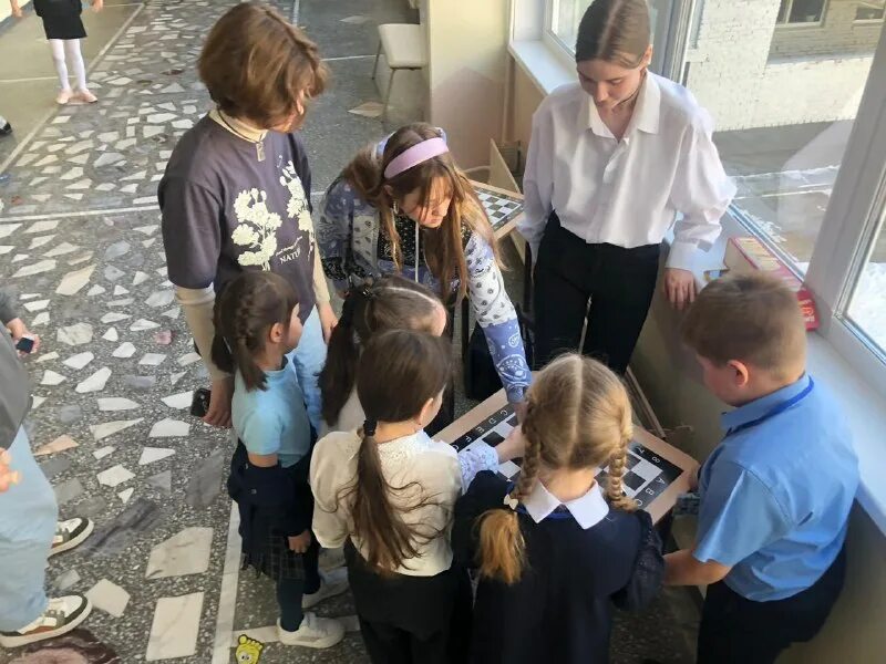 наш класс взял шефство над малышами