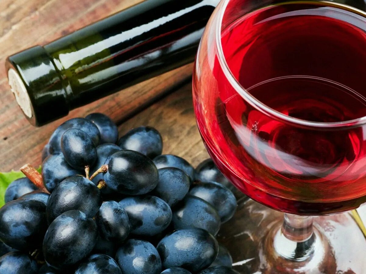 Вине винный. Виноград Хванчкара. Вкусное вино. Абхазское домашнее вино. Бокал красного грузинского вина.