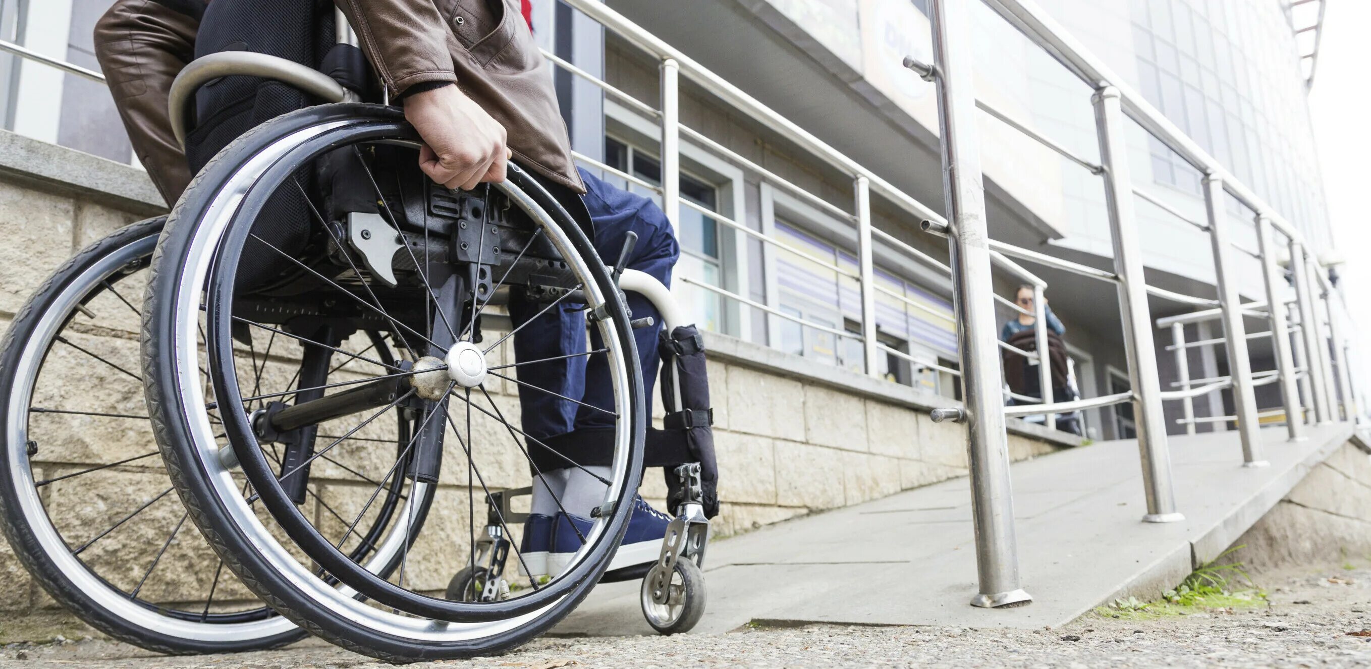 Высшее образование инвалиды. Транспорт для инвалидов. Улучшение жизни инвалидов. Человек в инвалидном кресле. Инвалиды в Великобритании.