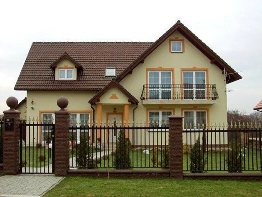 Авито частные фото. Красивый дом продается. Коттедж в Украине. Два коттеджа рядом. Дом полторашка.