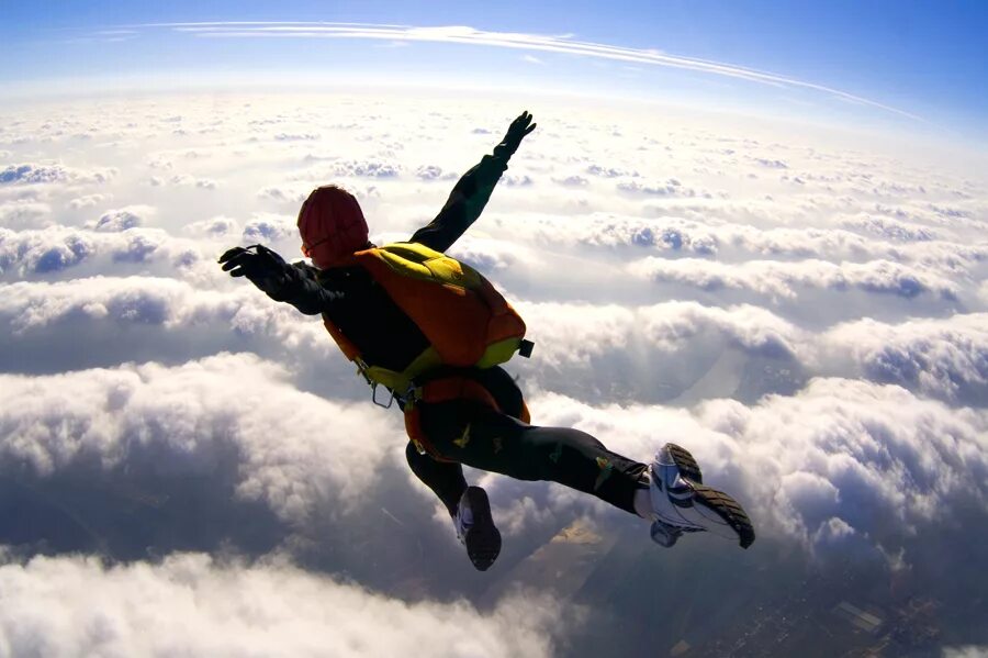 We flying high. Человек кайфует от экстремального туризма. Кайф фото. Жить в кайф прыжок. Спорт смелых.