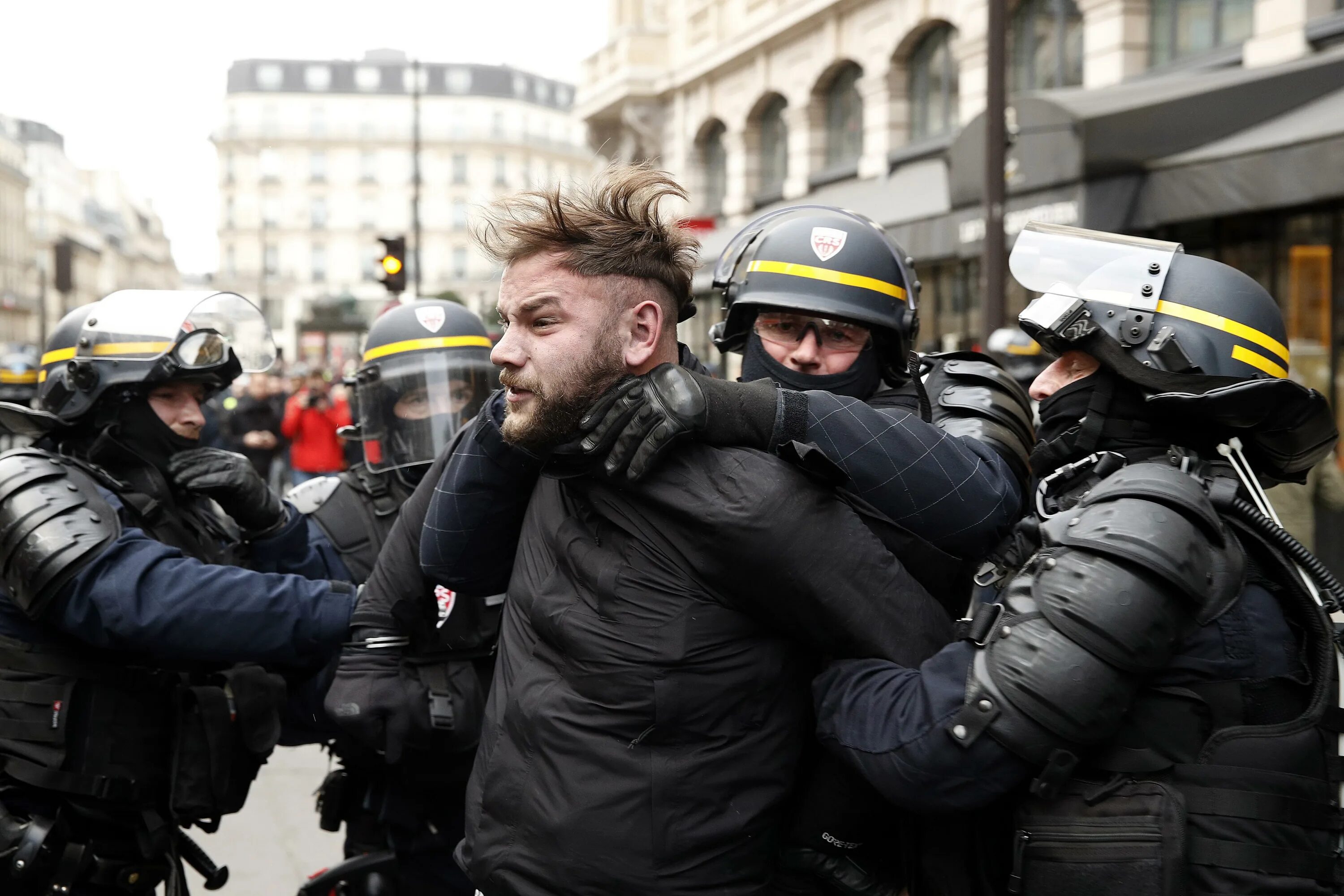 Полиция Франции слезоточивый ГАЗ. Протесты во Франции. Протесты в Париже. Полиция Франции CRS.