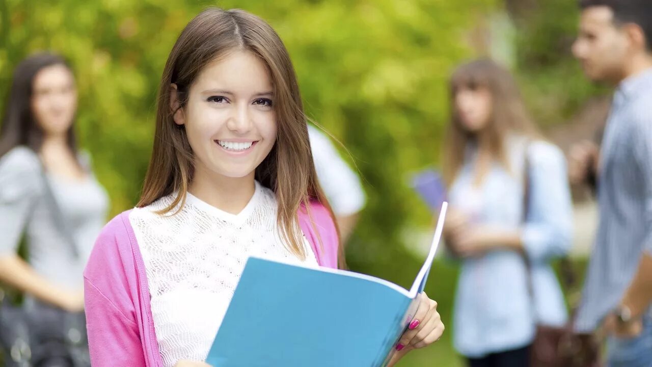 Student r. Студентка улыбается. Улыбчивый студентка. Девушки студентки. Счастливая студентка.