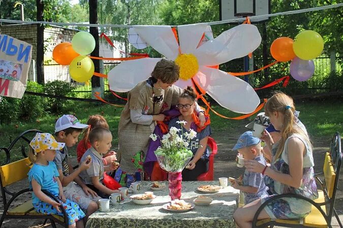 День семьи в саду сценарий. Праздник семьи любви и верности в ДОУ. Фотозона ко Дню семьи любви и верности в ДОУ. Семейные праздники в детском саду на улице. Праздник в ДОУ день любви семьи.