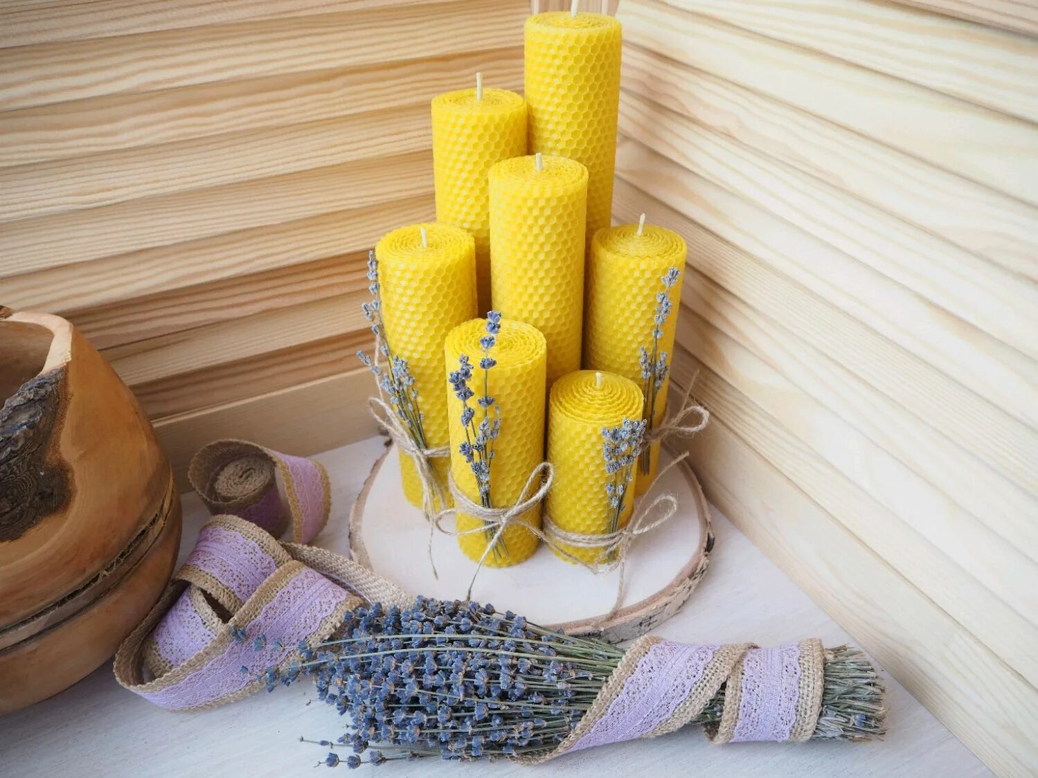 Как сделать свечку из вощины. Свечи из вощины цветные. Свеча бочонок из вощины. Свечи вощина елочка. Вощина свечи из вощины.