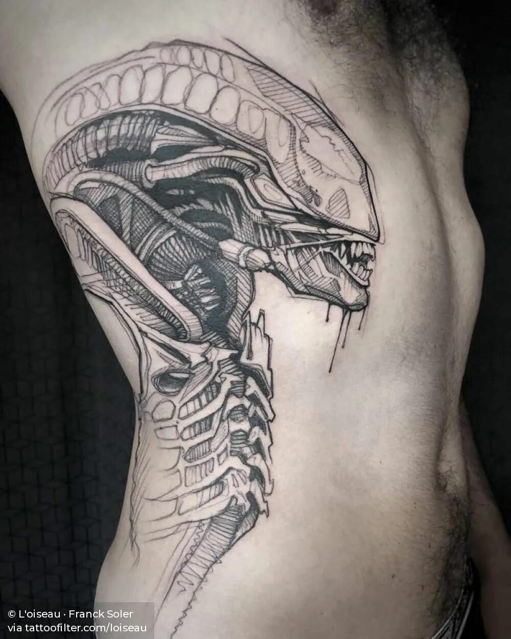 Тату чужой. Ксеноморф тату. Тату alien. Чужой 1 ксеноморф. Спина свой чужой.