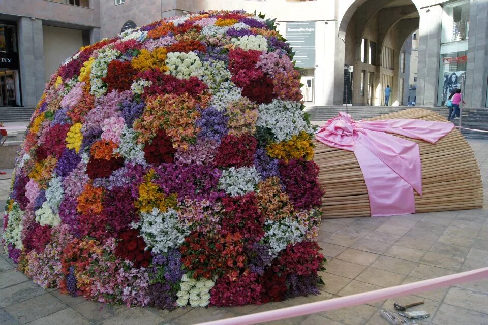 букет шикарный. букет роз огромный. огромный красивый букет цветов. букет был огромный. красивый букет роз.