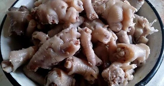 Как правильно варить куриные лапки. Куриные лапы на сковороде. куриные лапки на сковороде.