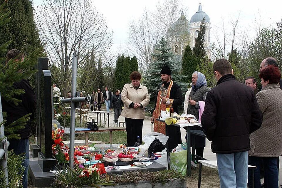 На поминках нельзя. Поминки на кладбище. Панихида на кладбище. Родительский день на кладбище. Застолье на кладбище.