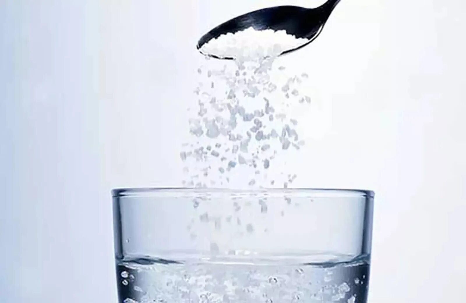 Сахар и вода в организме. Стакан воды. Стакан воды с солью. Подсоленная вода. Раствор соли.