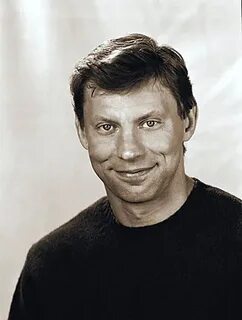Где работает актер