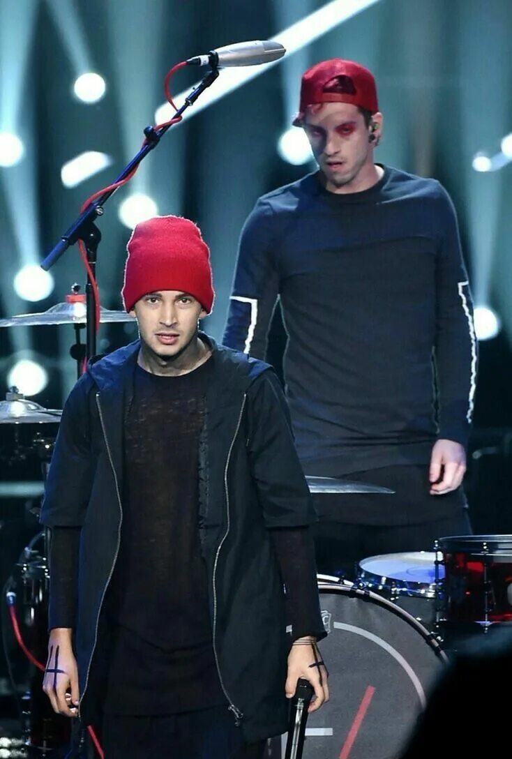 Twenty one pilots 2015. 21 пилот фото. Барабанщик 21 pilots. Барабанщик 21 pilots. 21 pilots.