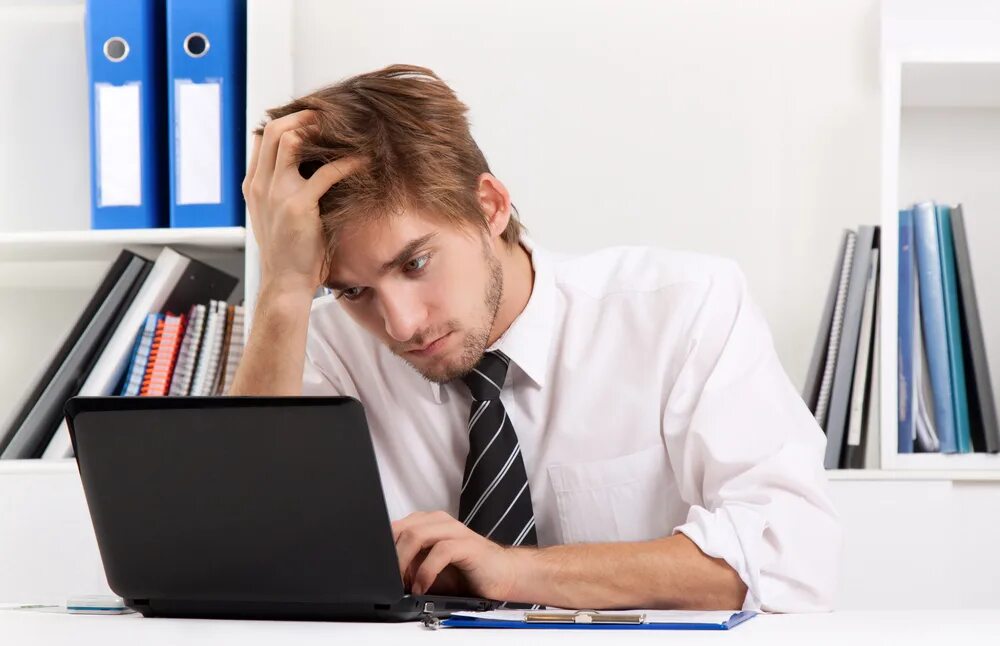 Сложно работать в школе. Человек за компьютером. Человек перед компьютером. Уставший человек в офисе. Компьютеры над людьми.