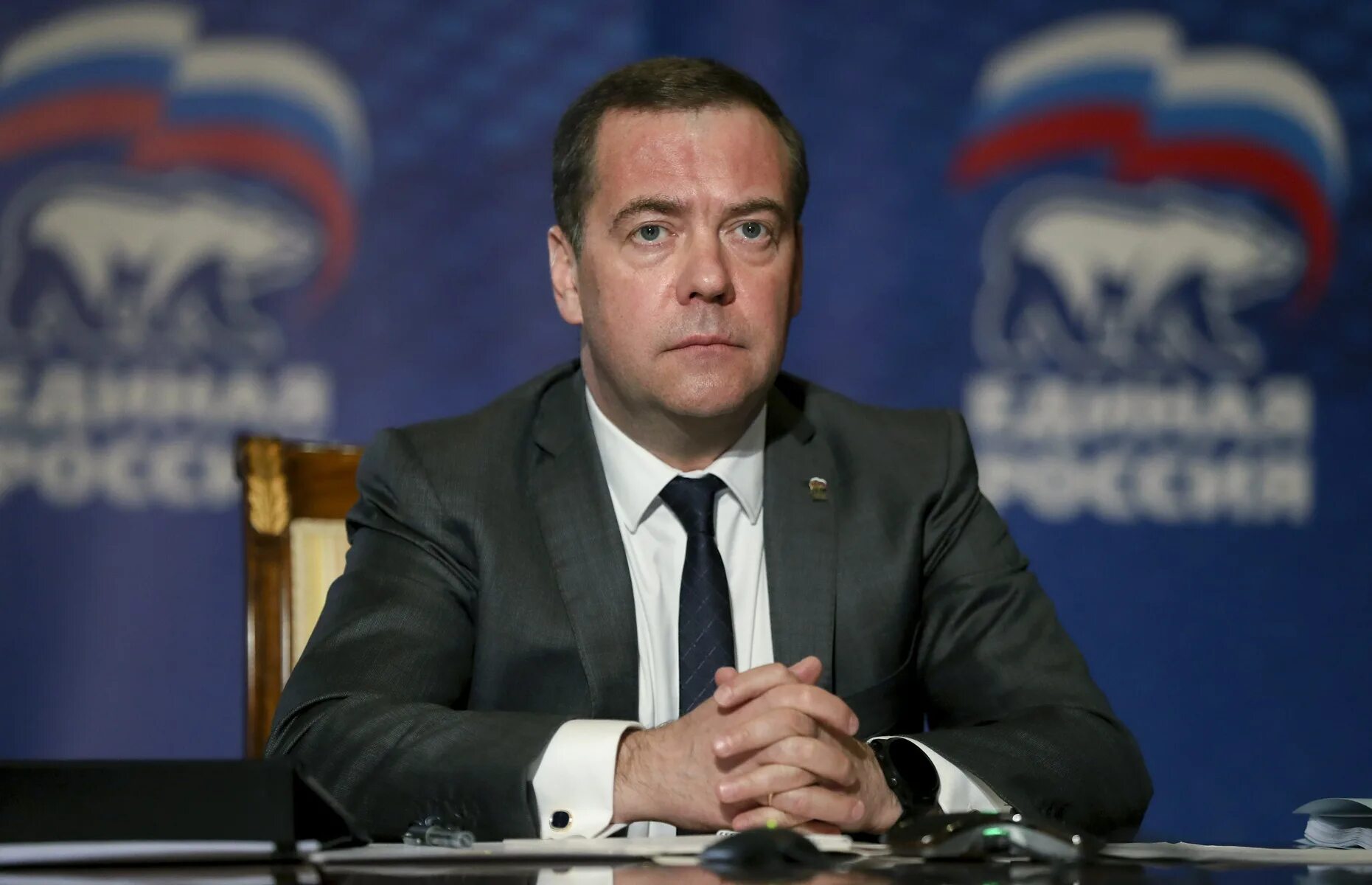 Председатель партии единая россия медведев. Медведе.