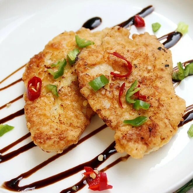 Куриные отбивные в панировочных сухарях. Куриные отбивные подача. ресторанная подача куриной отбивной. куриная грудка отбивная подача. красивая подача куриной отбивной.